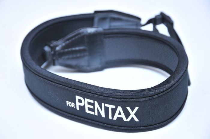 Плечовий шийний ремінь для фотоапаратів PENTAX (неопрен) - білий напис