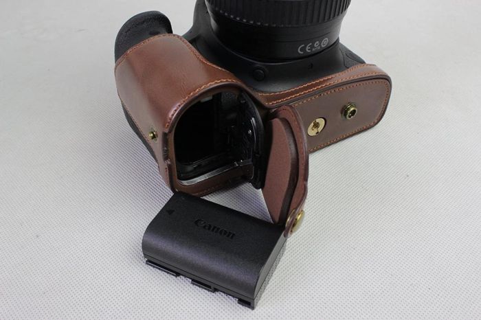Захисний футляр-чохол для фотоапарата CANON EOS 6D Mark II з доступом до батарейного відсіку — кави