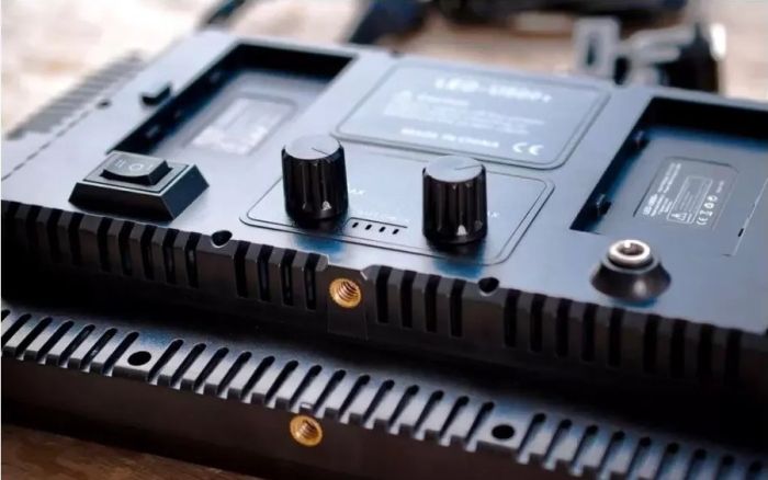 LED — освітлювач, відеосвітло VARICOLOR PRO LED U800+ (3200-6500 K) з регулюванням і мережевим адаптером