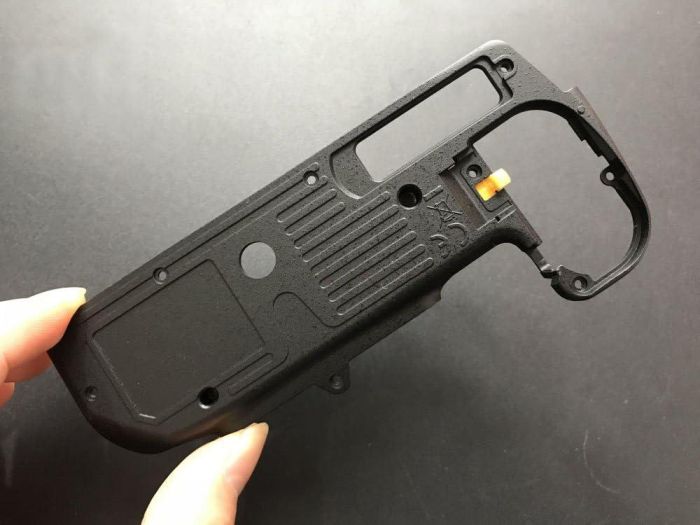 Нижня частина корпусу фотоапарата Nikon D7000